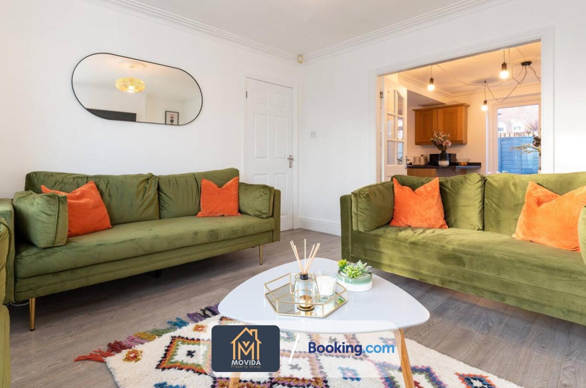 Large Modern 6 Bedroom House By Movida Property Group Short Lets & Serviced Accommodation With Games Room Leeds  Exterior foto