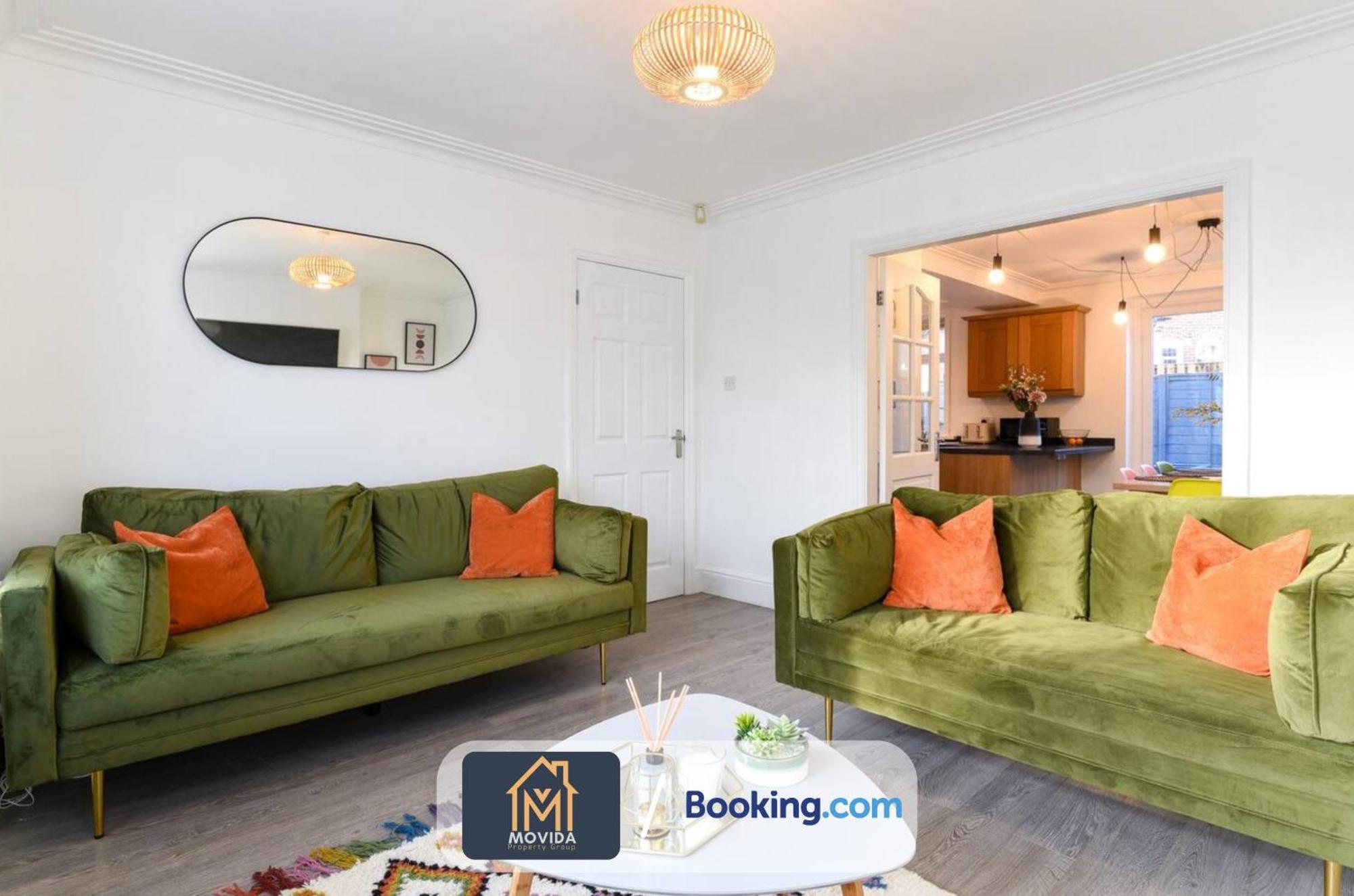 Large Modern 6 Bedroom House By Movida Property Group Short Lets & Serviced Accommodation With Games Room Leeds  Exterior foto